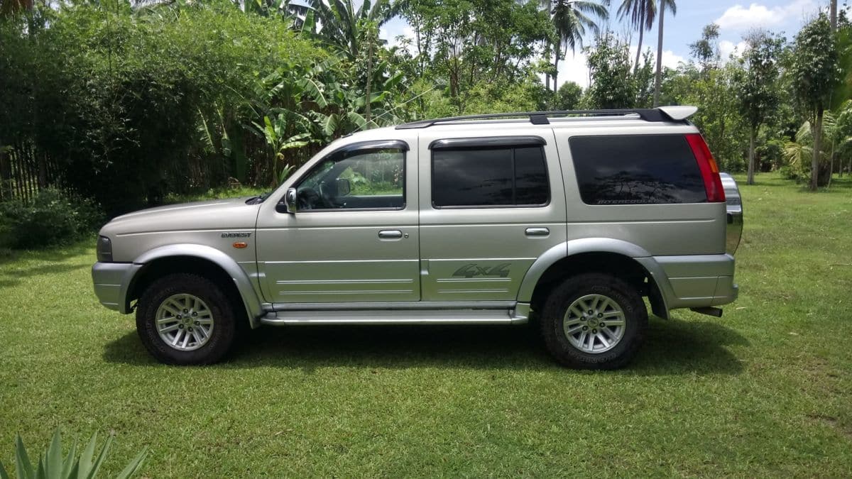2006 Ford Everest - Left View - Automobilico