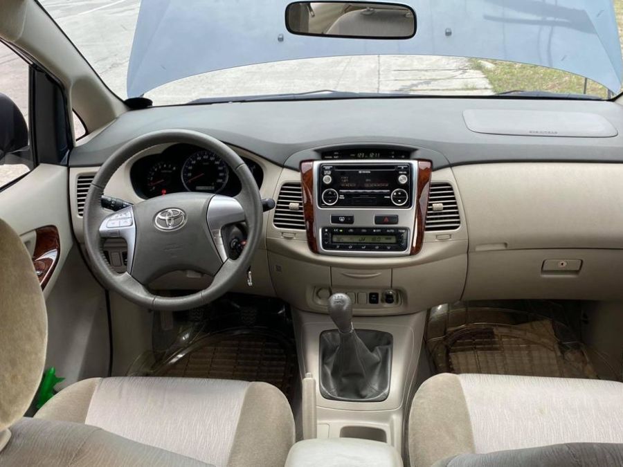 2015 Toyota Innova G - Interior Front View