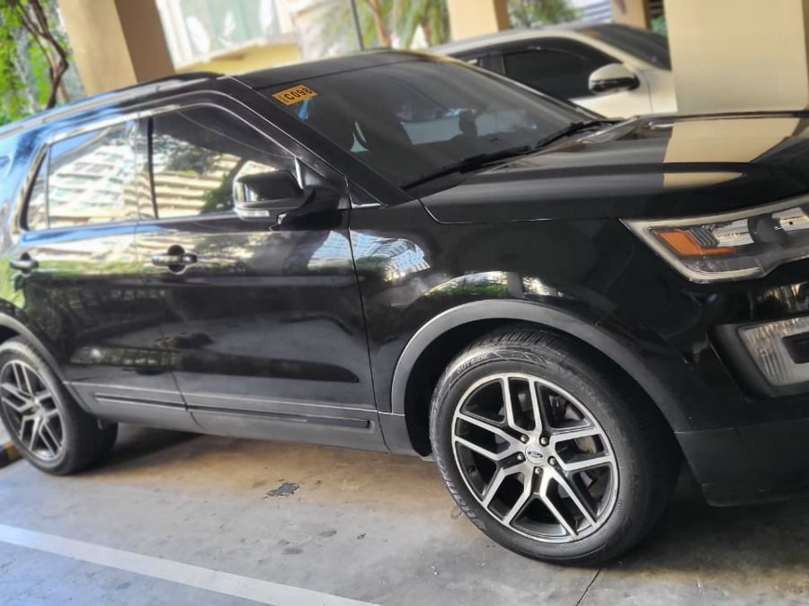2017 Ford Explorer Sport - Right View