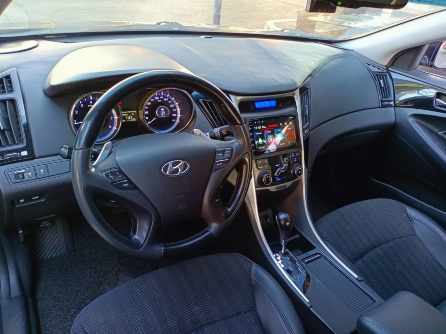 2011 Hyundai Sonata - Interior Front View