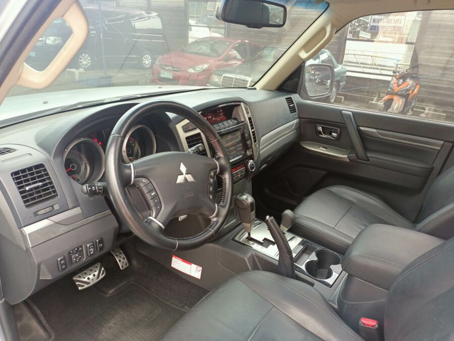 2017 Mitsubishi Pajero 4x4 - Interior Front View