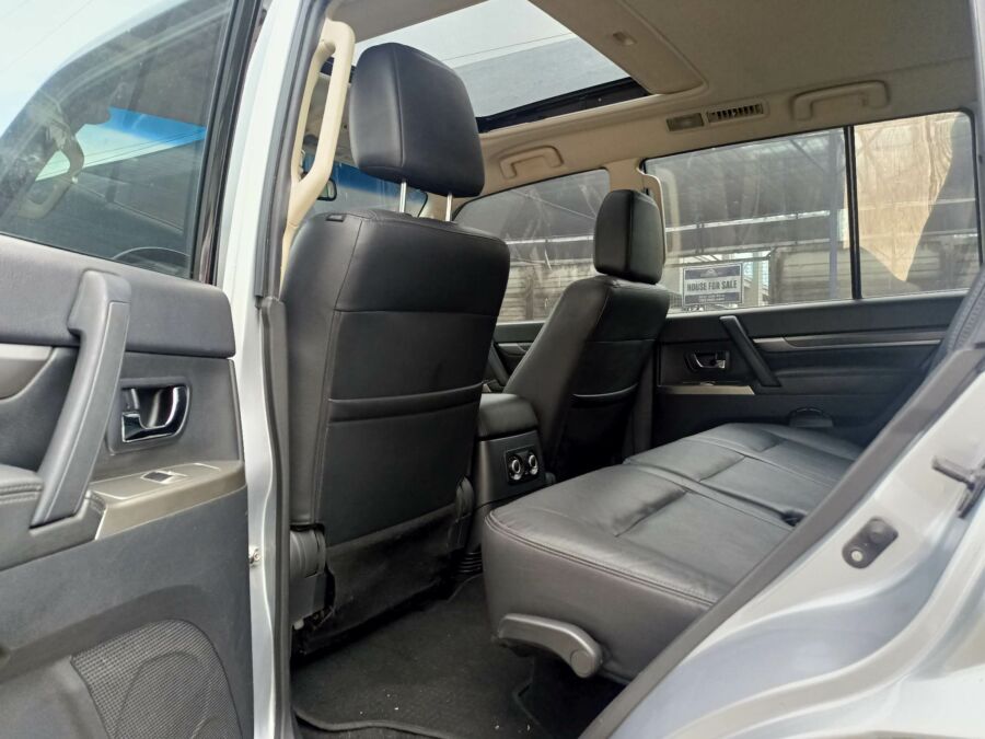 2017 Mitsubishi Pajero 4x4 - Interior Rear View
