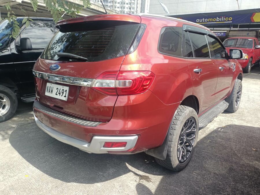 2017 Ford Everest - Right View
