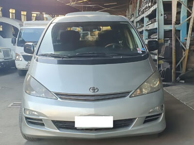2004 Toyota Previa - Front View